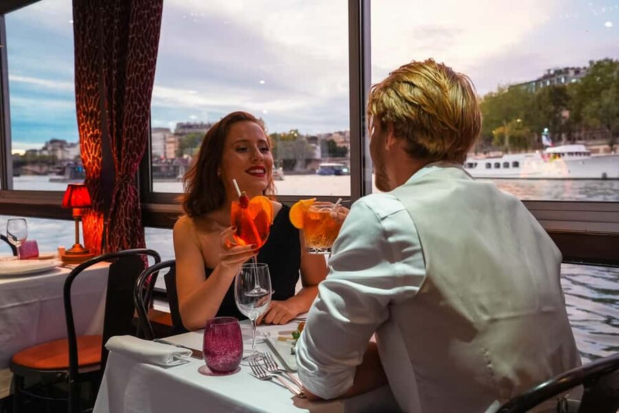 Paris: Seine River Cruise with 3-Course Dinner & Live Music - Comfort on board: window seats are the star, everything else is practical