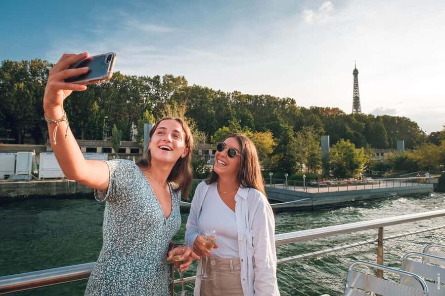 Paris: Seine River Cruise with Champagne from Eiffel Tower - Getting There and Finding the Right Dock (Vedettes de Paris)