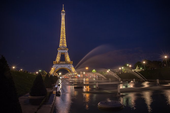 Paris Seine River Dinner Cruise by Maxim's with Champagne & Music - Service, seating, and what to watch for on a small boat
