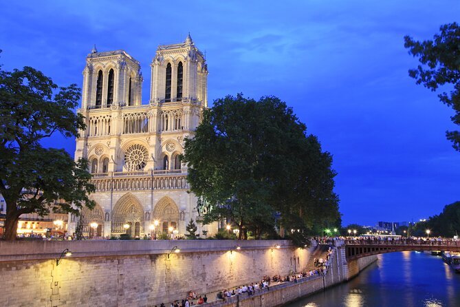Paris Seine River Dinner Cruise with Champagne and Window Seating - Service Style, Crowding, and the Photo Reality