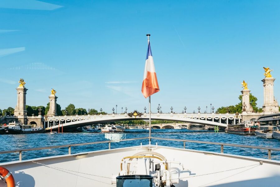 Paris: Seine River Panoramic Views Dinner Cruise - The Route at Night: Eiffel Tower First, Then Paris in Illuminated Layers