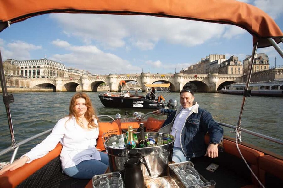 Paris: Seine River Private Cruise - The landmark run, from Statue of Liberty to Notre-Dame