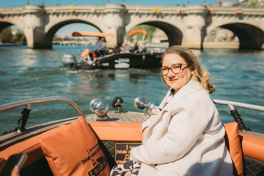 Paris: Seine River Private Cruise - Your captain and guide, and why photo help matters