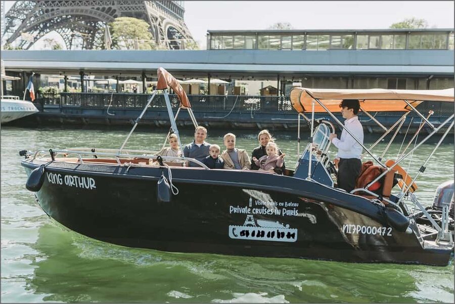 Paris: Seine River Private Cruise - Choosing the right boat: up to 5 vs larger boats up to 8