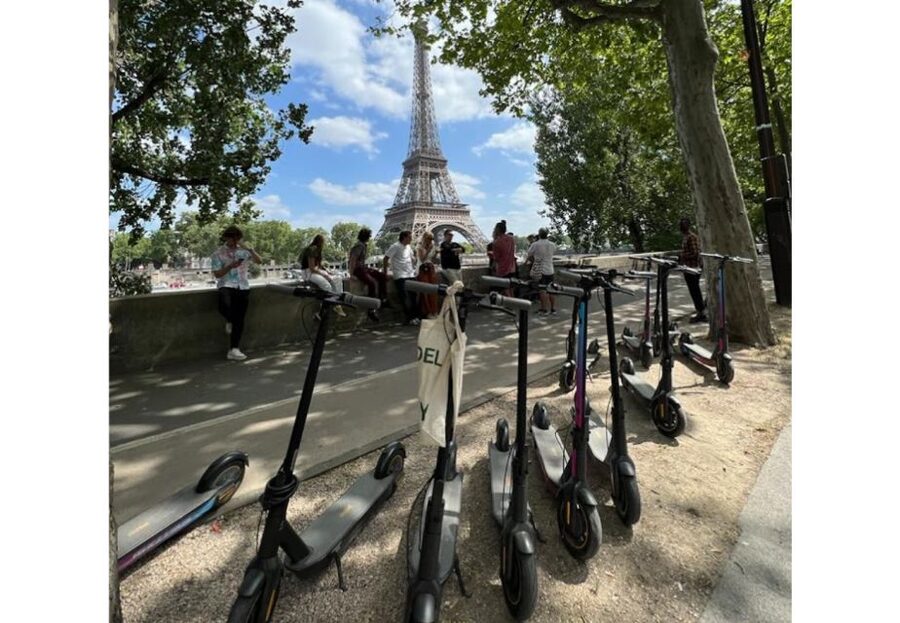 Paris: Small-Group E-Scooter Tour with a Local Guide - Pont des Arts to the Louvre courtyard: the classic Paris opener