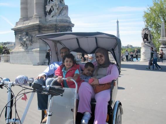 Paris Tuk-Tuk: 2, 4 or 6H First Highlights & Parisian Areas - Weather and comfort: blanket in winter, clear cover in rain
