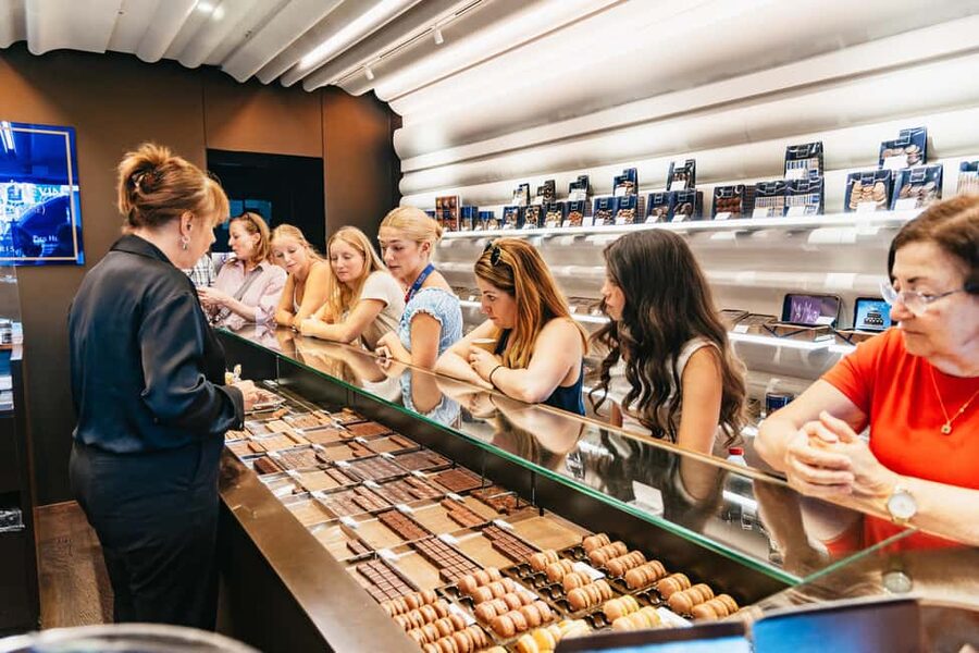 Paris: Walking Food Tour with Cheese, Wine and Delicacies - What to bring for a 3-hour Marais walk