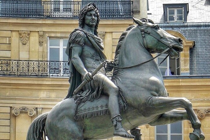 Paris Walking Tour , Historical Sites . - Pont Neuf, the bridge that anchors the Seine