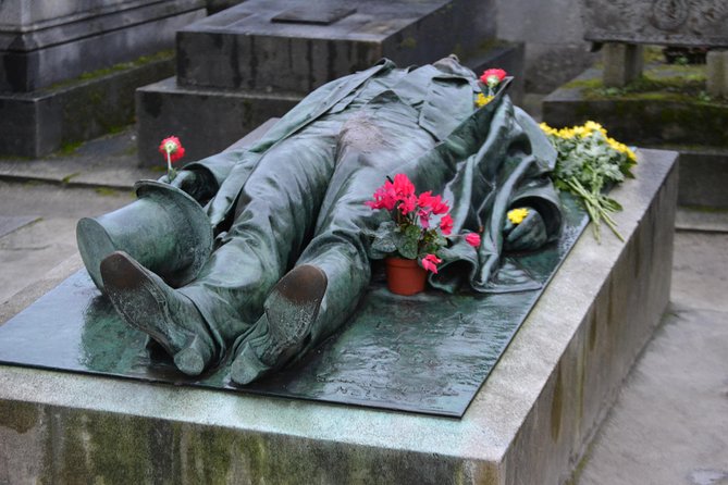 Pere Lachaise Cemetery Walking Tour in Paris - Why Pere Lachaise feels different when someone local guides you