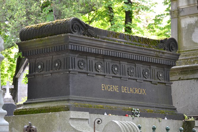 Pere Lachaise Cemetery Walking Tour in Paris - Small-group energy, with room for special requests
