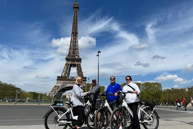 Private Paris E-bike city highlights tour - Louvre Museum area: world famous, but you stay moving