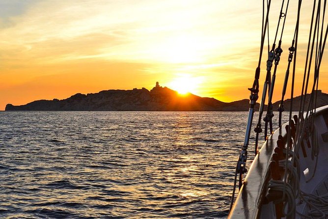 Sailing day in the heart of the Calanques - Setting off from Le Vieux Port with coffee in hand
