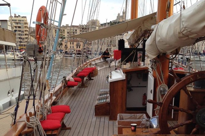 Sailing day in the heart of the Calanques - Île de Frioul: a final swim with an island feel