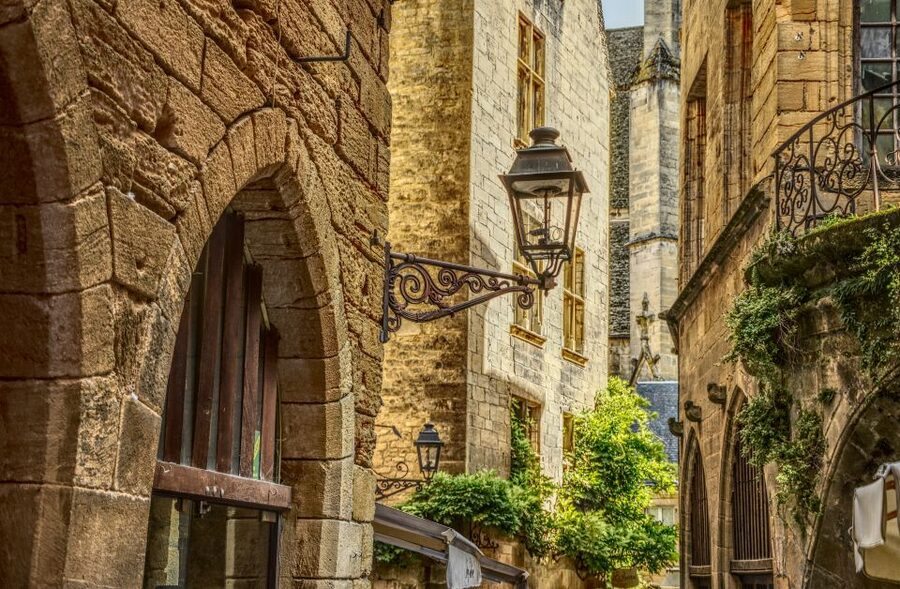 Sarlat Gourmet Tour & Market Visit with Tastings - Stop One: Cheese, the Dordogne Way