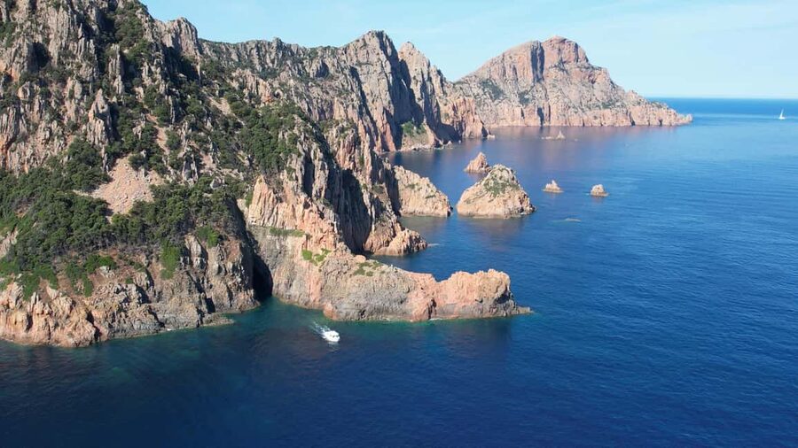 Scandola: Visit the Nature Reserve from Porto (France) - Girolata: 30 minutes of freedom, plus a walk that’s built in