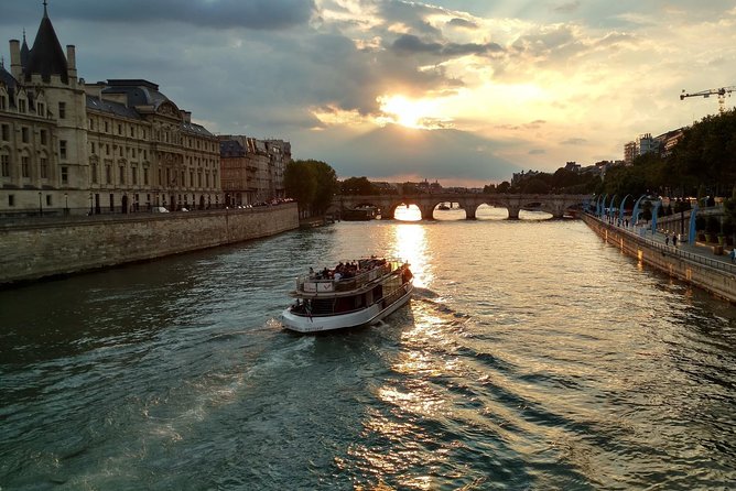 Seine River Cruise & French Crepe Tasting by the Eiffel Tower - The Crepe Break at Les Terrasses du Trocadéro: What to Expect