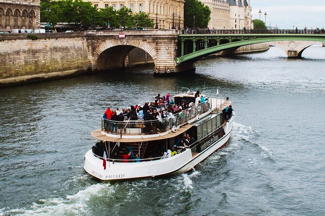 Seine River Cruise with Commentary 1 Hour - Recorded Commentary: Helpful Facts, But Expect Language Cycling