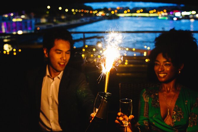 Seine River Dinner Cruise with Live Singer by VIP Yacht de Paris - Dinner options, drink packages, and portion expectations
