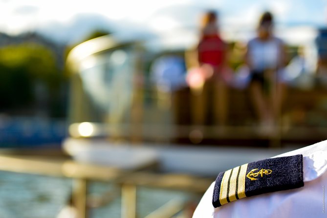Seine River Guided Cruise Champagne Option by Vedettes de Paris - Grand Palais to Palais de Chaillot: the cruise finale you can photograph