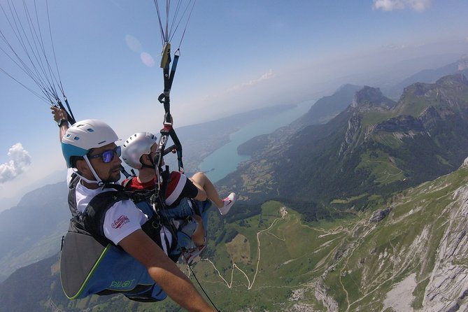 Sensation paragliding flight over the magnificent Lake Annecy - The pre-flight routine: how you get strapped in and ready