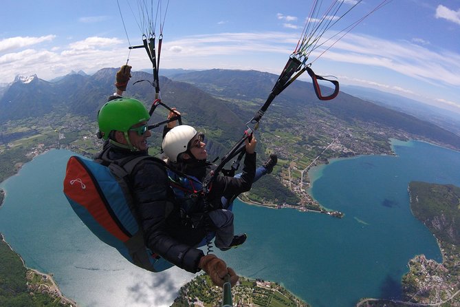 Sensation paragliding flight over the magnificent Lake Annecy - The flight over Lake Annecy: views plus an acrobatic storyline