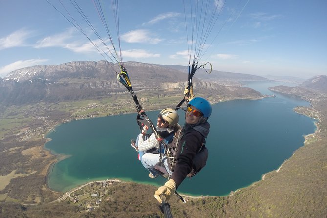 Sensation paragliding flight over the magnificent Lake Annecy - Safety and comfort: what it feels like when the pilot is confident