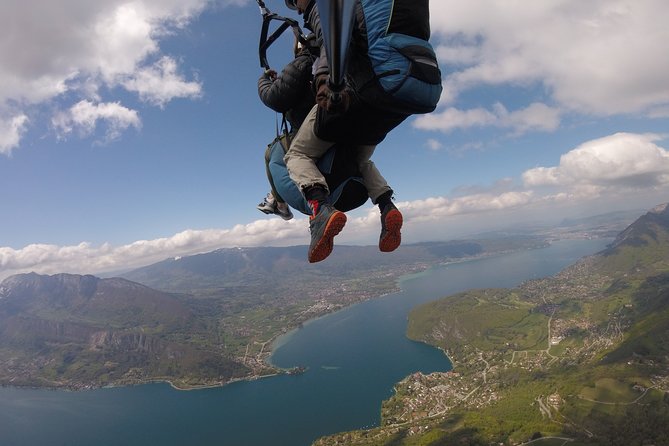 Sensation paragliding flight over the magnificent Lake Annecy - Who should book this tandem acro flight?