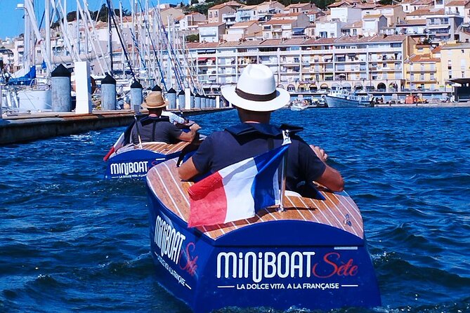 Sète by Miniboat Guided Ecotour - A silent, carbon-free captain moment on the royal canal