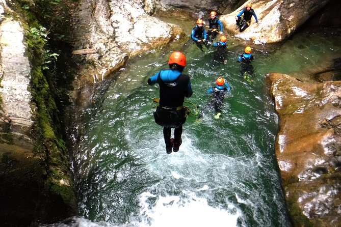 Sports Canyoning of Écouges bas in Vercors - Grenoble - The natural pool finale and the 6m to 9m jump platform