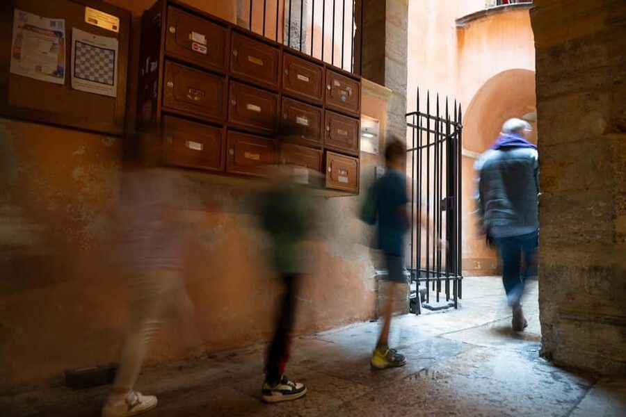 Storytelling tour of the Vieux-Lyon for children in French - The Actor Guide Factor: When Performance Drives the History