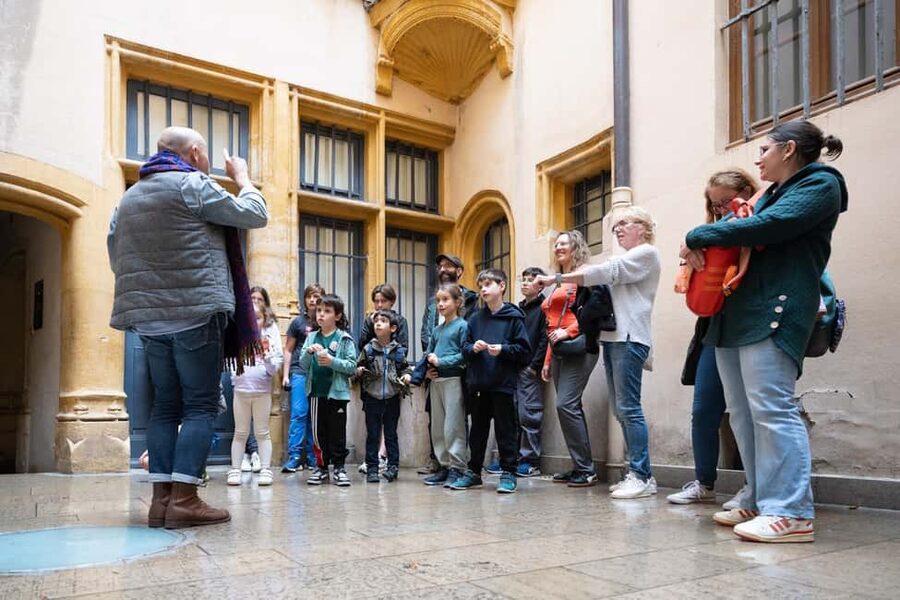 Storytelling tour of the Vieux-Lyon for children in French - Following Lisette Through the Renaissance Streets