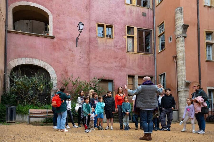 Storytelling tour of the Vieux-Lyon for children in French - Where You Start: Place Saint-Jean and the Cybèle Badge