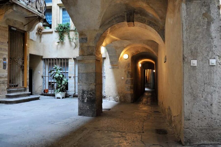 Storytelling tour of the Vieux-Lyon in French - From Metro Exit to 16th-Century Lyon in 90 Minutes