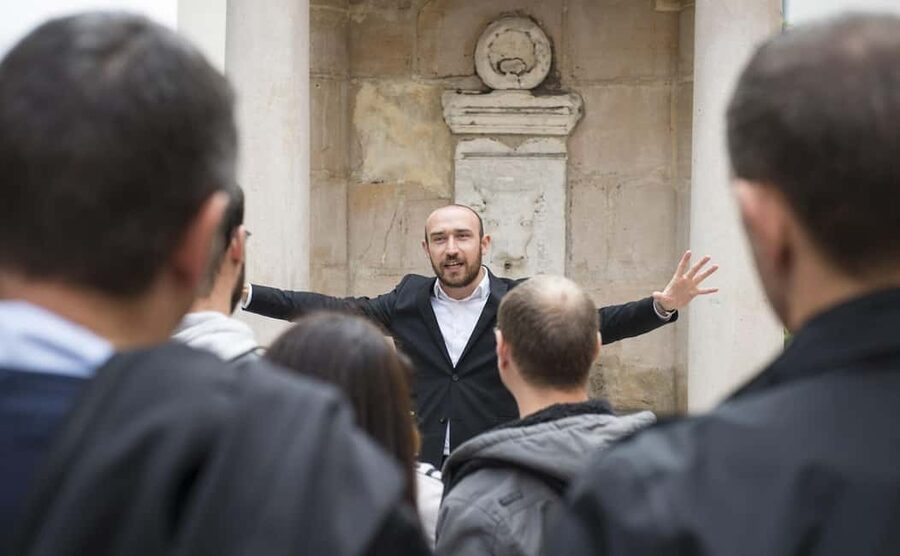 Storytelling tour of the Vieux-Lyon in French - Old Lyon Streets and UNESCO Buildings You Can Actually Place