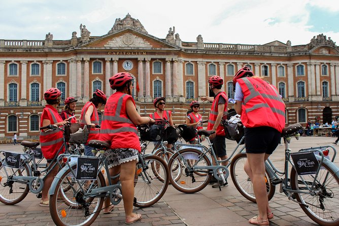 The essential of Toulouse by bike - Cathedrale Saint-Etienne to Place de la Trinité: architecture made walkable