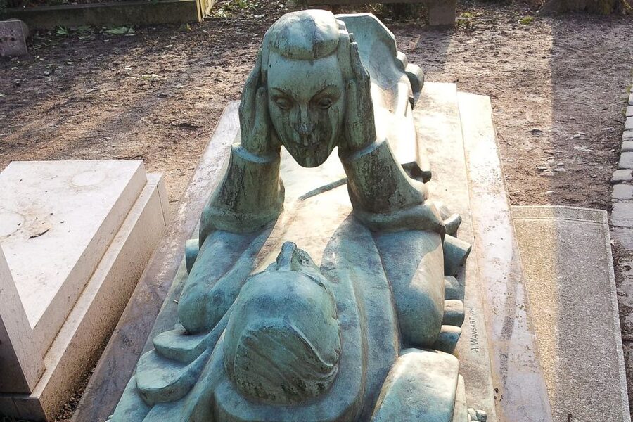 The Père Lachaise Cemetery: Guided 2-Hour Small-Group Tour - Père Lachaise: Paris at Graveyard Scale