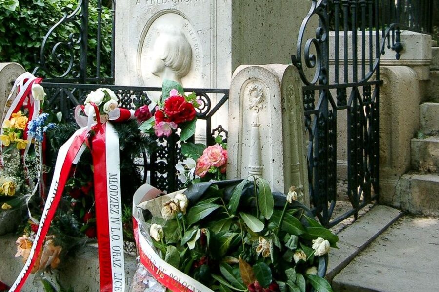 The Père Lachaise Cemetery: Guided 2-Hour Small-Group Tour - Architecture and Sculpture: Why Tombs Look Like Monuments