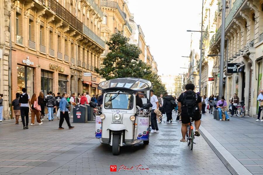 Toulouse: Electric Tuk-Tuk Tour with Photo Stops and Audio - Start Point at the Toulouse Tourist Office, Then a Smooth Roll Through the Center