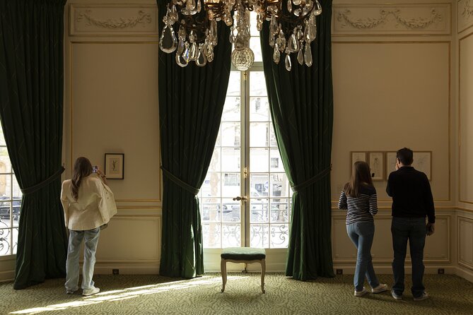 Tour of the Musée Yves Saint Laurent Paris - Before 11am at the Musée Yves Saint Laurent: why this time slot matters