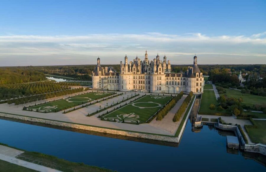 Tours/Amboise: Chambord, Chenonceau Day Trip & Wine Tasting - Arrive in the right mood for Chenonceau on the River Cher