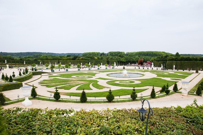 Versailles Château and Gardens Walking Tour from Paris by Train - Summer fountain displays and how to plan around them
