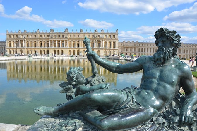 Versailles Domain Audio Guided Half Day Tour from Paris - The audio guide app: where success depends on your phone