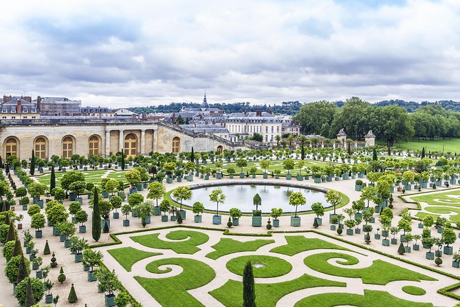 Versailles Palace and Gardens Half Day Guided Tour from Paris - Stop 3: Hall of Mirrors, the photo moment with context