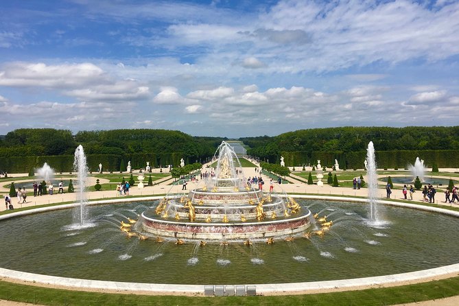 Versailles Palace & Marie-Antoinette's Estate Private Guided Tour with Lunch - Gardens of Versailles: free roaming plus the fountain reality check
