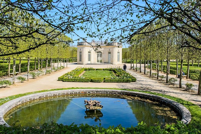 Versailles Palace & Marie-Antoinette's Estate Private Guided Tour with Lunch - Lunch at La Flottille by the Grand Canal, what to expect