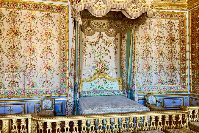 Versailles Palace & Marie-Antoinette's Estate Private Guided Tour with Lunch - Entering the Palace of Versailles, where the route feels planned