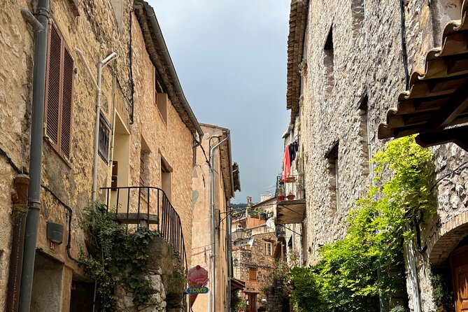Villages Médiévaux,Grasse, Gourdon, Tourrettes sur Loup, St Paul - Saint-Paul-de-Vence: churches, artists, and boules at the Place du jeu de boules