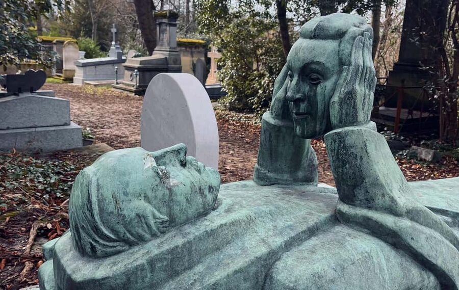 Who Killed Victor ? Escape Game at Père Lachaise Cemetery - How the escape game actually plays out on site