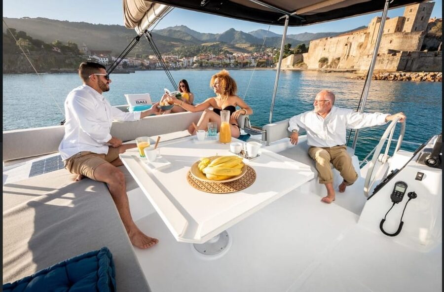 Yacht catamaran trip to the Lavezzi Islands - The anchor cove: crystal water in a natural reserve